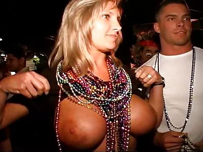 Rentoudu uima -altaan äärellä Intian kesän ja Jenna Sativan ilmaisia pornovideoita kanssa