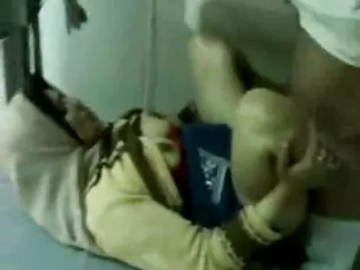 Hieroja tuo täyden rinnan blondin seksuaalisen nautinnon ilmaista pornia ulkona
