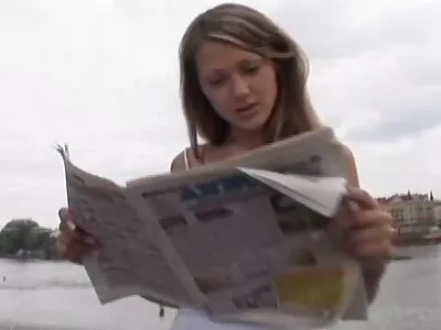 Blondi ja hänen komea kumppaninsa harrastavat ilmaiset porno seksiä makuuhuoneessa