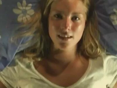 Nuori brunette ilmaiset porno videot kopuloi sohvalla taitavan poikaystävän kanssa