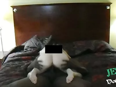 Teini -ikäinen ruskeaverikkö Caroline Ray nauttii poikaystävänsä Gavin Kanen ilmaiset eroottiset videot kukosta