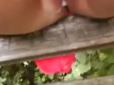 PIckup -taiteilija tukahduttaa  keihäänsä ulkomaisen turistin ajeltuun muffiin