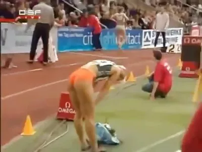 Kaksi seksivideo ilmainen kuumia brunetteja saa raa'asti perseestä sohvalle