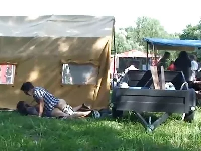 Punapää toimistotyttö törmäsi niin kovasti  hänen työtoverinsa