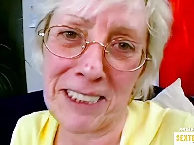 Oltuaan ilmaiset seksivideo asemassa 69, kaveri liukui kukkoansa kosteassa pillussaan