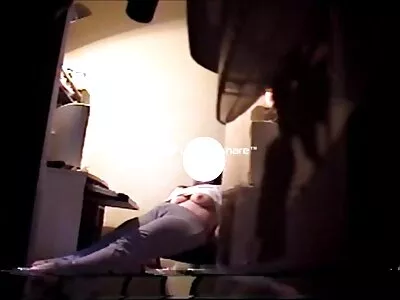 Espanjalainen ohjaaja analysoi ilmaiseksi porno hellästi laihaa blondia sohvalla