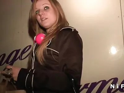 Makean näköinen blondi on polvillaan ja puhaltaa  jätkä