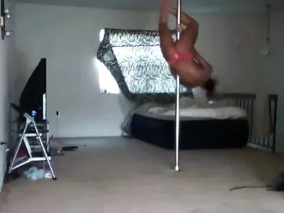 Tatuoitu punapää hottie  ottaa hardcore munaa