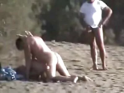 Hyvännäköinen pari viettelee ilmaista pornoa teini-ikäistä tyttöä perverssi kolmikko