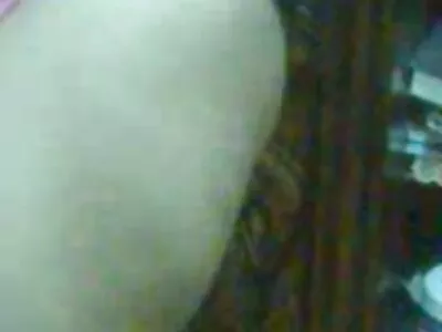 Kiimainen lapsenvahti masturboi ja harrastaa seksiä punaisella sohvalla pornoilmainen