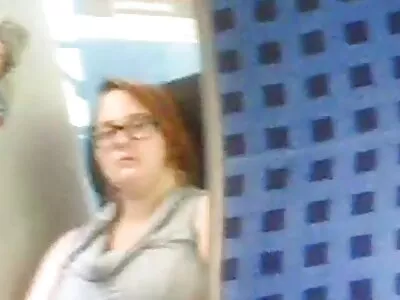 Blondi ja alt brunette  osallistuvat pysäyttämättömään ryhmäseksiä