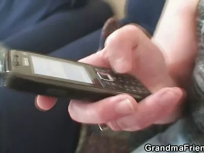 Hämmästyttävän seksikkäät nuoret tytöt tulevat tuhmiksi keskenään