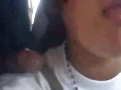 Teini -ikäinen ruskeaverikkö tekee yksin itsetyydytysesityksen uima -altaan  vieressä