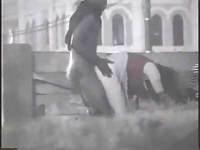 Suloinen tyttö Maria hieroo kirsikkaansa pihalla ilmaiset pano videot