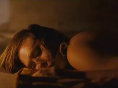 Ihana brunette vaaleanpunaisissa sukkissa ei xxx ilmaisia porno videoita pelkää gangbangia