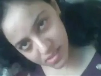 Rotujenvälinen kolmikko seksivideo ilmainen toimistossa blondin kanssa