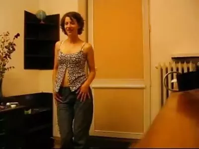 POV-tyylinen suihinotto suloisen brunette-tytön  ja hyvin ripustetun kameramiehen kanssa