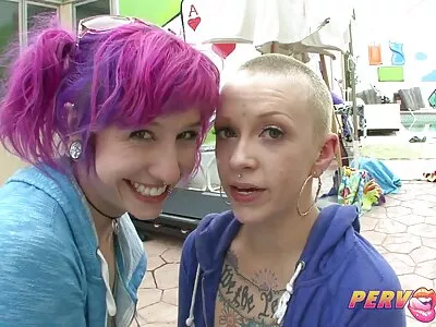 Tatuoitu lesbo pelaa likaisia ilmaiset pornovideot ​​pelejä vaalean ystävänsä kanssa