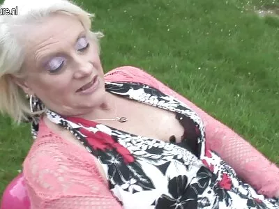 Blondi ja brunette lesbo tyttö lelu keskenään ilmaista porno ja cum