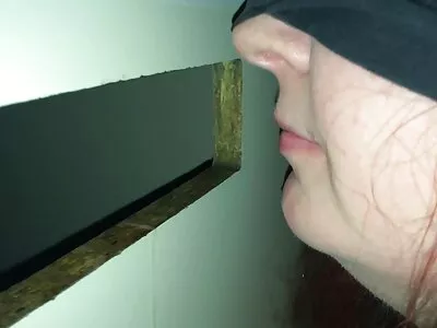 Rikas ilmaiset pano narttu, jolla on mustat hiukset, huokaa ja nauttii sihteerin kielestä