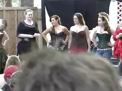 Karina Grandilla ja Rita Rushilla  on synnytys ihmisen kanssa