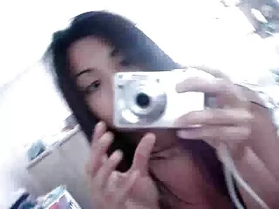 Tiukka  teini -ikäinen tyttö nuolee kermavaahtoa poikaystävänsä kukosta