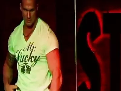 Ovelat miehet valehtelevat ilmaisia pornovideoita naiiville naapuritytölle, joka on mukana kolmikossa