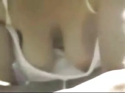 Viehättävä blondi tyttö antaa julkisen ilmaiset sex videot handjobin puistossa