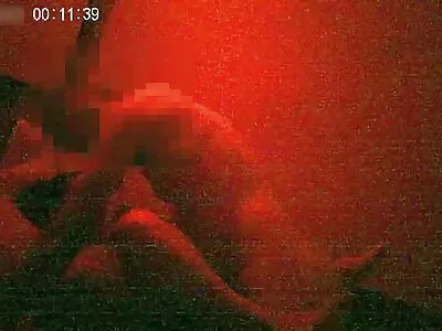 Mies tunkeutuu  miellyttävään sisaruksen ajeltuun pilluun kamerassa