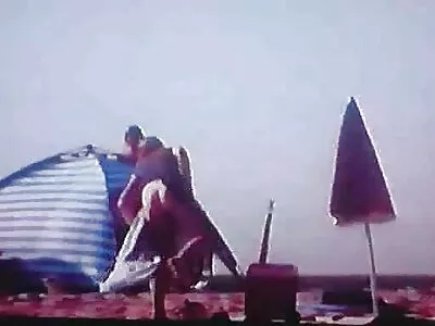 Vaalea hunaja, jolla on ilmaista pillua massiiviset tissit, ei voi saada hänestä tarpeekseen